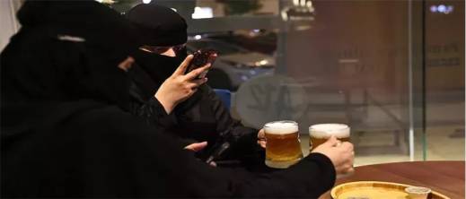 البيرة-الحلال…-مقاه-بالرياض-تعيد-رسم-مشهد-الترفيه-في-السعودية