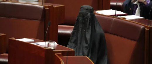 أستراليا.-سيناتور-ترتدي-البرقع-داخل-البرلمان-احتجاجاً-على-رفض-حظره