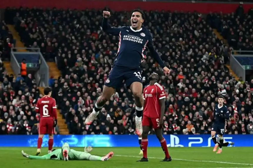 بمشاركة-مواطنيه-صلاح-الدين-والصيياري.-المغربي-الدريوش-يقود-آيندهوفن-لفوز-كبير-على-أرض-ليفربول