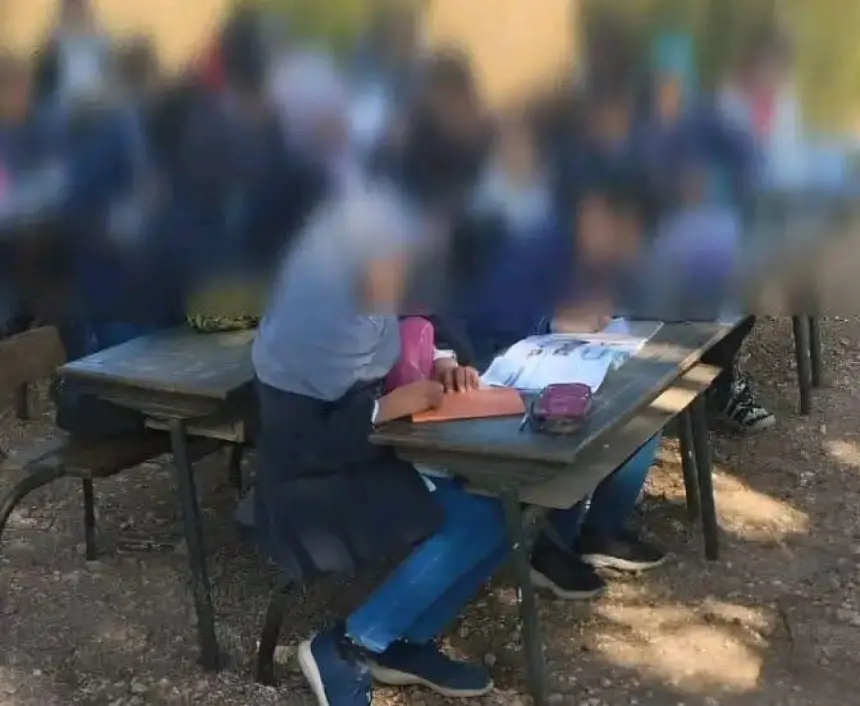 جدل-بسطات-بعد-تداول-صور-لتلاميذ-يدرسون-في-الهواء-الطلق.-وبرلماني-يدخل-على-الخط