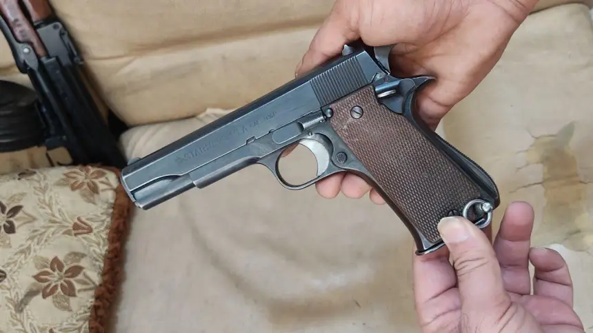 مسدسان-وعشرون-رصاصة-تقودان-مغربيا-للتوقيف-بمطار-المنارة