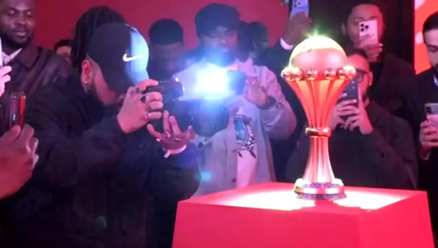 الكأس-الإفريقية-تحط-الرحال-في-لندن-قبل-نقلها-للمغرب-محطتها-الأخيرة-(صور)