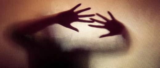 هدد-بقتل-ابنها-ذي-الـ-8-سنوات.-سائق-“ميني-باص”-يهتك-عرض-سيدة