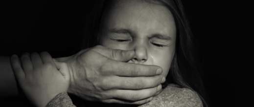 30-سنة-سجناً-لأب-متهم-بهتك-عرض-ابنتيه-القاصرتين