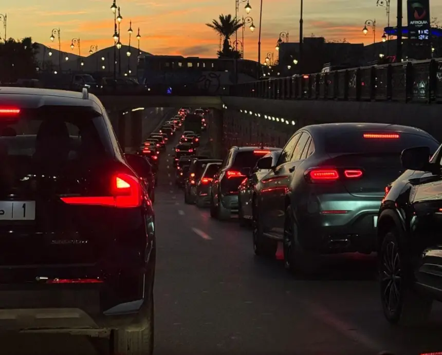 وكأنك-في-عز-الصيف.-اختناق-مروري-يمتد-لخمس-كيلومترات-بسبب-أشغال-الطريق-بتطوان