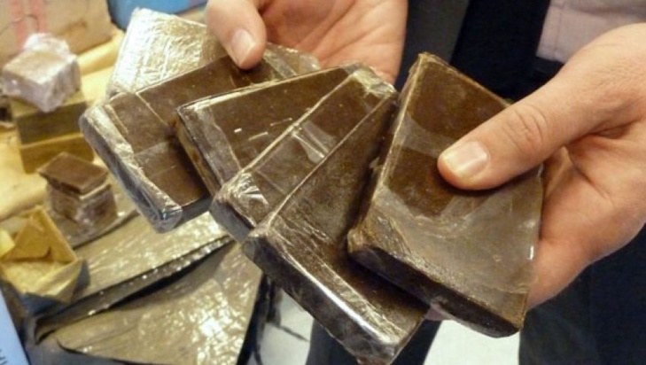 الأمن-يحبط-محاولة-تهريب-شحنة-حشيش-عبر-شركة-للإرساليات-الدولية