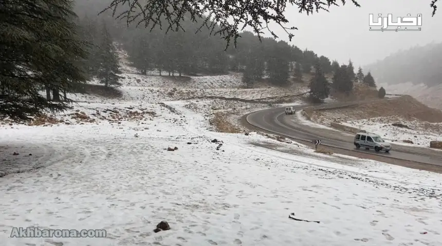 تساقطات-ثلجية-تعيد-البياض-لمنطقة-حجيرة-بإقليم-ميدلت.-والزوار-يُعربون-عن-إعجابهم-بالمشهد-الطبيعي