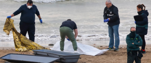 العاصفة-“إميليا”-تتسبب-في-جرف-جثة-متحللة-لشواطئ-مليلية-المحتلة