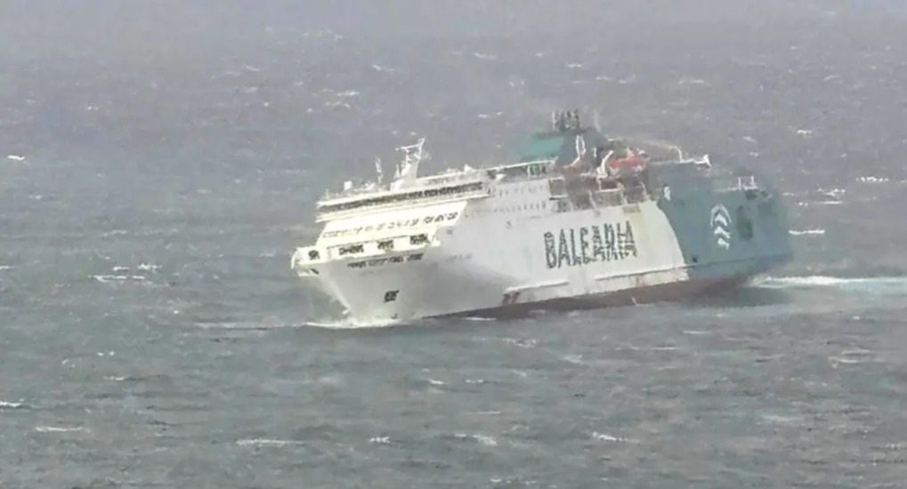 لحظات-مرعبة-على-متن-باخرة-أبحرت-من-الجزيرة-الخضراء-بسبب-الأمواج-العاتية