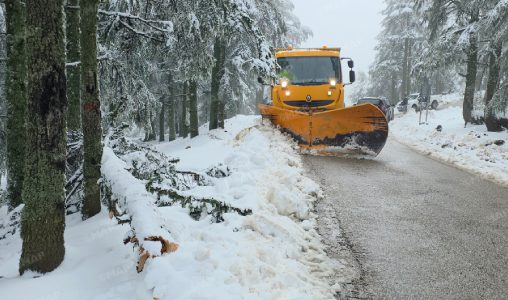 تعبئة-متواصلة-وتدخل-فوري-لإزاحة-الثلوج-وإعادة-فتح-الطرق-بالحسيمة