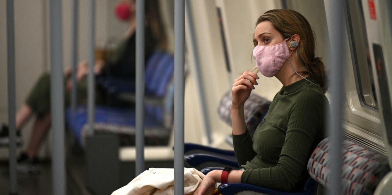 فرنسا-تدعو-مواطنيها-للعودة-إلى-وضع-الكمامة-بسبب-تفشي-الإنفلونزا