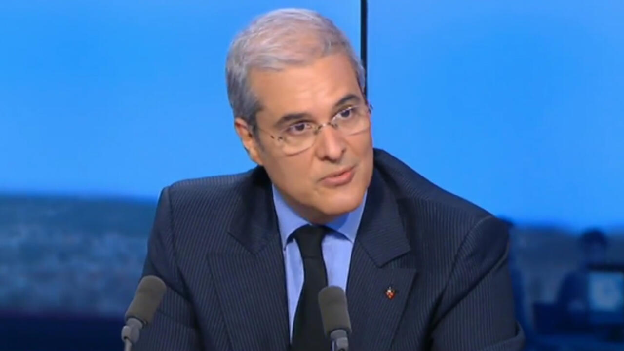 الأمير-مولاي-هشام-ينشر-صورة-له-رفقة-الملك-يلعبان-كرة-القدم-(صورة)