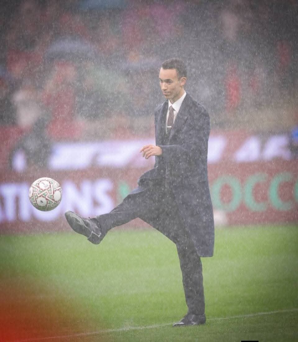 وقفة-الأمير-مولاي-الحسن-تحت-المطر.رسالة-قيادة-وهمسة-تحفيز-للأسود