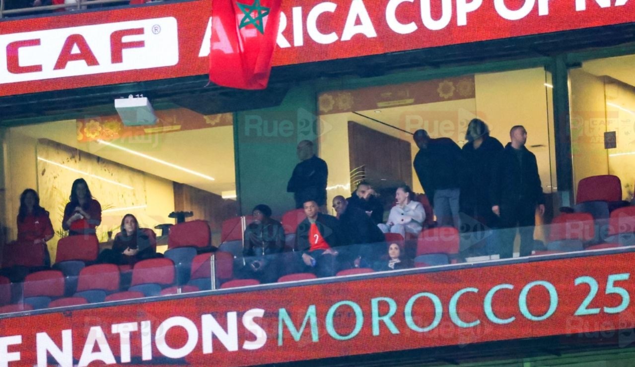 كيليان-مبابي-يحضر-مباراة-المغرب-ضد-مالي-ويرتدي-قميص-حكيمي