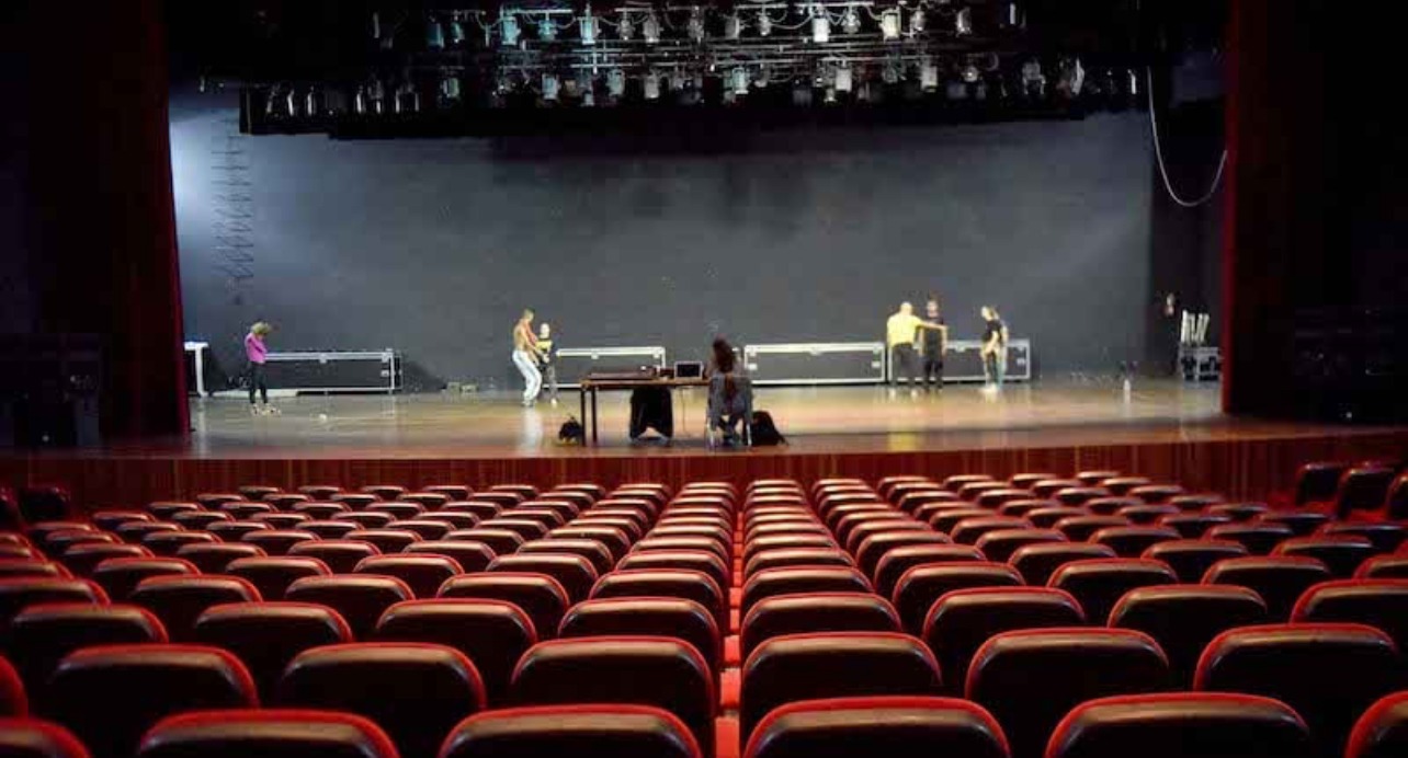 “كان-ضحك”-يشعل-مسرح-محمد-الخامس