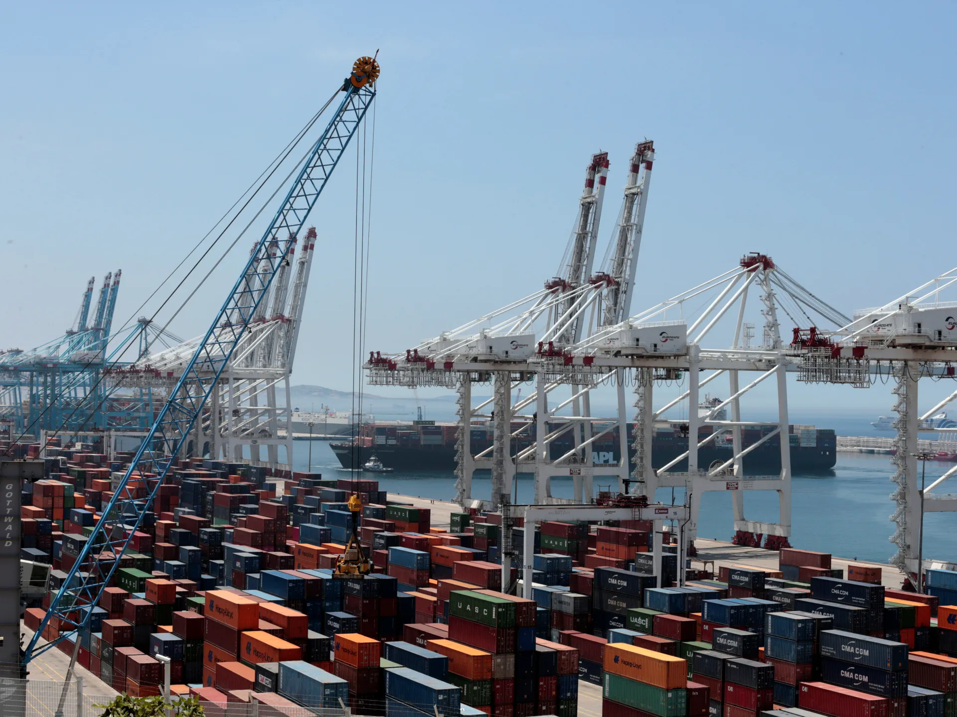 المغرب-يعزز-نفوذه-الاقتصادي-في-إفريقيا-عبر-قطاعات-استراتيجية