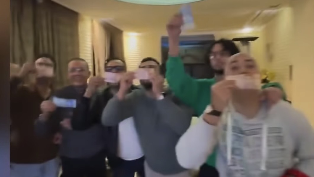 فنانون-يردون-على-تمزيق-مشجعين-جزائريين-للأوراق-النقدية-المغربية 