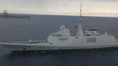 بمشاركة-الفرقاطة-“محمد-السادس”.-حاملة-طائرات-فرنسية-تعبر-مضيق-جبل-طارق-في-أكبر-مناورة-بحرية