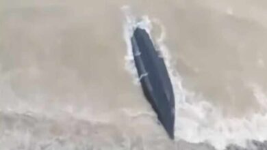 البحر-يلفظ-زورقا-مطاطيا-مجهول-الهوية-بسواحل-أركمان
