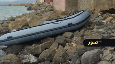 أمواج-البحر-تلفظ-زورق-مطاطي-مجهول-بسواحل-أركمان