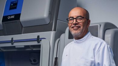 بإشرافه-على-34-مؤسسة-أوروبية.-ابن-الناظور-ميمون-عزوز-يقود-ثورة-“العلاج-الجيني”-وينال-أرقى-جائزة-من-بريطانيا