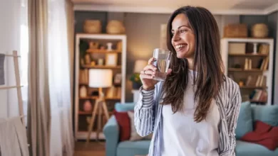 شرب-الماء-قبل-النوم.-فوائد-محتملة-ومخاطر-يجب-الانتباه-لها