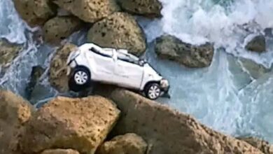 مصرع-أسرة-كاملة-بعد-سقوط-سيارة-من-منحدر-صخري