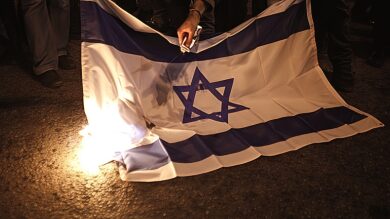 إعلام-عبري:-محام-بالرباط-يقاضي-نشطاء-مغاربة-أحرقوا-العلم-الإسرائيلي