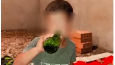 فيديو-يوثق-لإجبار-طفل-على-شرب-الخمر.-منظمة-تدخل-على-الخط