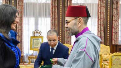 جلالة-الملك-يستقبل-بالقصر-الملكي-بالرباط-المتسلقة-المغربية-نوال-صفنضلة-ويوشحها-بوسام-المكافأة-الوطنية