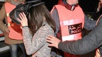 توقيف-4-أشخاص-بزايو-إثر-مداهمة-منزل-للاشتباه-في-استغلاله-كوكر-للدعارة