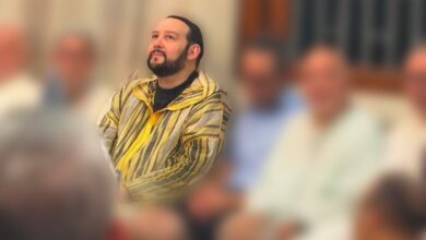 منير-القادري-بودشيش-وموظف-قضائي.-صورة-تثير-أسئلة-الحياد