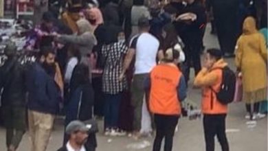 شجار-بين-أصحاب-الفراشات-بسوق-أولاد-ميمون-ينتهي-بتجرد-شخص-من-ملابسه-وسط-الشارع-العام