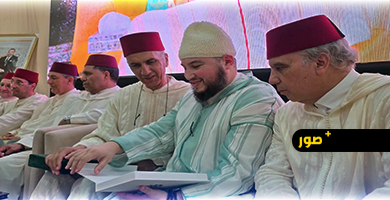 شيخ-الزاوية-القادرية-البودشيشية-معاذ-بودشيش-يتسلم-هبة-ملكية