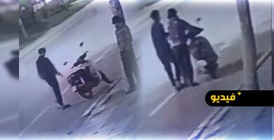 شخصان-ينفذان-سرقة-دراجة-نارية-بالناظور-أمام-كاميرا-مراقبة
