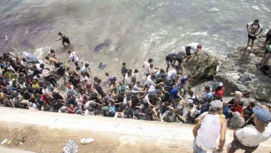 السلطات-الإسبانية-تبدأ-نقل-مئات-المهاجرين-من-شواطئ-سبتة-إلى-مخيم-الميناء