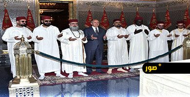 في-ذكرى-الراحل-الحسن-الثاني.-شيخ-الزاوية-الكركرية-يزور-ضريح-محمد-الخامس-بالرباط