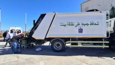 أركمان-تعزز-أسطول-النظافة-بشاحنة-جديدة-لخدمة-المركز-والدواوير-والشواطئ